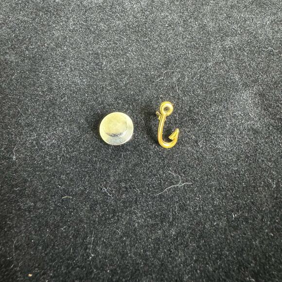 Vintage Gold tone Fishing Hook Fisherman Angler‎ Tie Tack Pin Brooch Lapel Pin - Picture 6 of 6